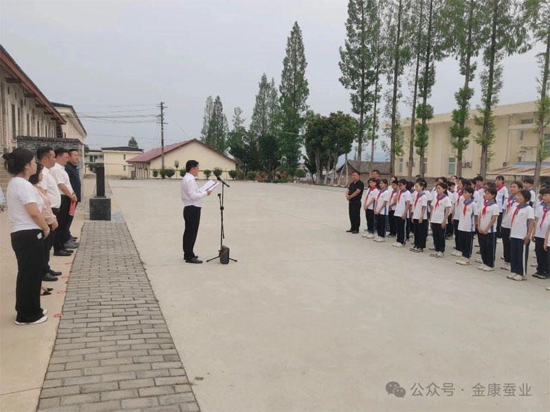 探秘蚕桑科技  点燃科学梦想 —50名学子在安康市蚕种场有限公司开···